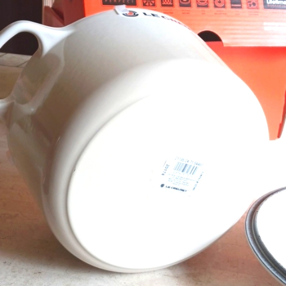 LE CREUSET Limited edition 5 1/4 QT. Cast Iron slow cooker pot, "meringue" Shade - Picture 8 of 12